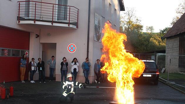 Bei einem Training mit der Freiwilligen Feuerwehr Frankenbrunn, lernten die Teilnehmerinnen, welches Arten von Feuer wie bek&auml;mpft werden k&ouml;nnen. Carolin Granich