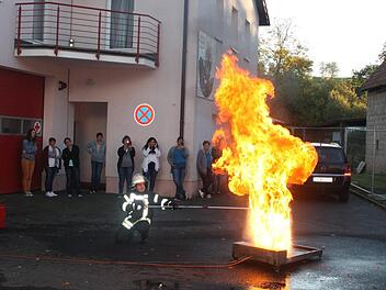 Bei einem Training mit der Freiwilligen Feuerwehr Frankenbrunn, lernten die Teilnehmerinnen, welches Arten von Feuer wie bekämpft werden können. Carolin Granich