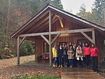 Vor der "Schulstube" des Grünen Klassenzimmers Försterin und Waldpädagogin Katharina Schafhauser (rechts) mit den künftigen Grundschullehrerinnen. Foto: K.Schafhauser