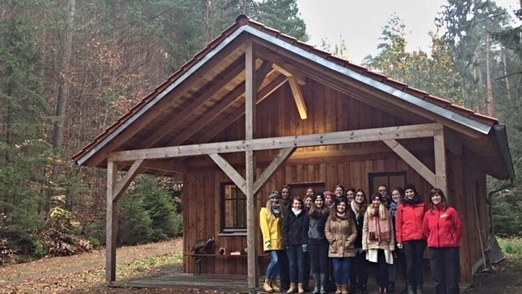 Vor der "Schulstube" des Grünen Klassenzimmers Försterin und Waldpädagogin Katharina Schafhauser (rechts) mit den künftigen Grundschullehrerinnen. Foto: K.Schafhauser