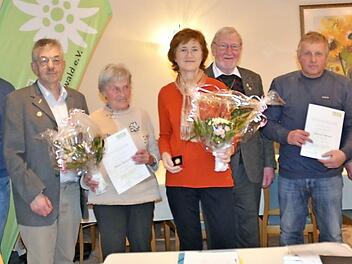 Ehrungen langjährig treuer Mitglieder des DAV Sektion Kronach/Frankenwald (v. l.): Thomas Klinger (2. Vorsitzender), Robert Wagner (1. Vorsitzender), Thekla Hümmer, Angelika Schott, Ehrenvorsitzender Siegfried Petrikowski, Normann Schrott, Rolf Stahlberger . Foto: K.- H. Hofmann