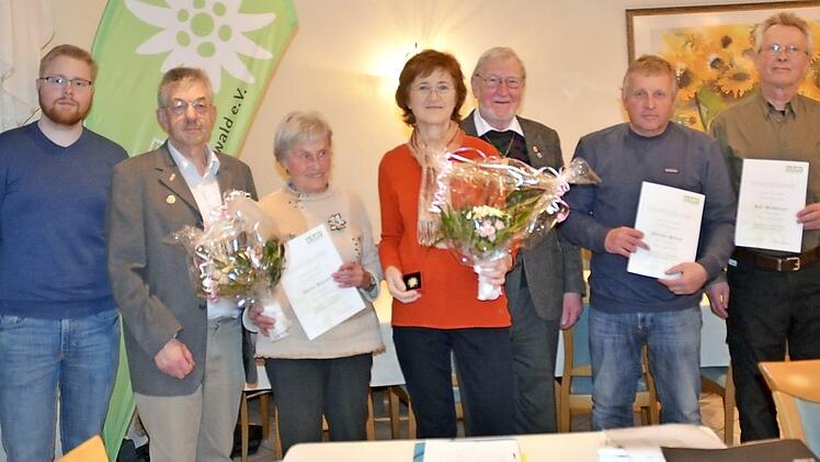 Ehrungen langjährig treuer Mitglieder des DAV Sektion Kronach/Frankenwald (v. l.): Thomas Klinger (2. Vorsitzender), Robert Wagner (1. Vorsitzender), Thekla Hümmer, Angelika Schott, Ehrenvorsitzender Siegfried Petrikowski, Normann Schrott, Rolf Stahlberger . Foto: K.- H. Hofmann