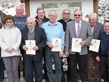 Für 40 Jahre Treue zur Ortsgruppe Seibelsdorf des Frankenwaldvereins wurden bei der Hauptversammlung 20 Mitglieder ausgezeichnet. Unser Bild zeigt die Geehrten zusammen mit Obmann Karl Schoger (Zweiter von links) und Marktrodachs Bürgermeister Norbert Gräbner (Vierter von rechts).  Foto: Christine Fischer