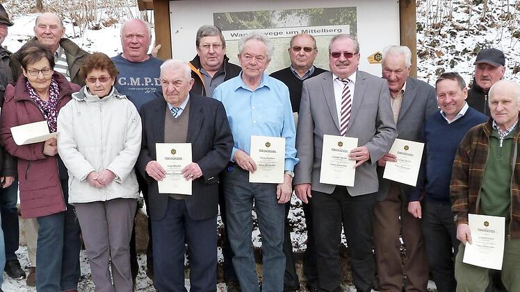 Für 40 Jahre Treue zur Ortsgruppe Seibelsdorf des Frankenwaldvereins wurden bei der Hauptversammlung 20 Mitglieder ausgezeichnet. Unser Bild zeigt die Geehrten zusammen mit Obmann Karl Schoger (Zweiter von links) und Marktrodachs Bürgermeister Norbert Gräbner (Vierter von rechts).  Foto: Christine Fischer
