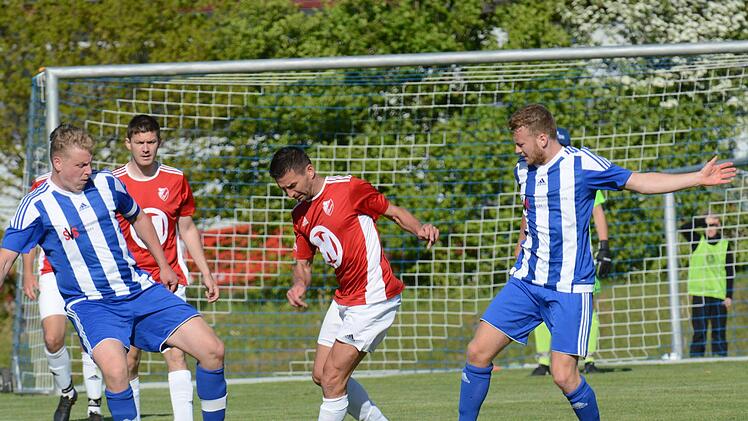 Szene aus dem Totopokalspiel des SV Aura (in blau) gegen den FC 06 Bad Kissingen (0:3).ssp