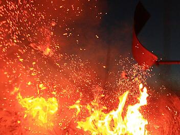 Bei einem Unfall im Landkreis Bayreuth musste ein Mann mit schweren Verbrennungen mit dem Hubschrauber in eine Spezialklinik gebracht werden.  Symbolbild: Danny Lawson/PA Wire/dpa