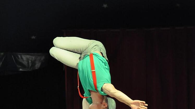 Handstandakrobat Dennis. Peter Klopf