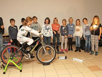 Begeistert traten die Schüler auf dem "Energiefahrrad" in die Pedale und erzeugten Licht oder setzten den Mixer in Gang.  Foto: Günther Geiling