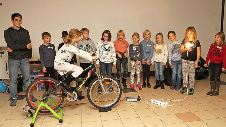 Begeistert traten die Schüler auf dem "Energiefahrrad" in die Pedale und erzeugten Licht oder setzten den Mixer in Gang.  Foto: Günther Geiling