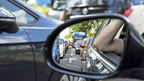 Manchmal im Stau: Immer mehr Beschäftigte haben weite Wege zur Arbeit. Die Gewerkschaft IG Bau macht für den Trend auch den fehlenden Wohnraum in Groß- und Universitätsstädten verantwortlich.  Foto: IG Bau