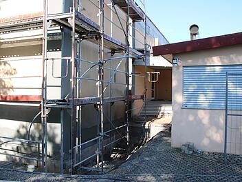 Würde die Mehrzweckhalle bis zur Bodenplatte aufgegraben, müsste die Bratwurstbude (rechts) abgebaut werden. Aber der Stadtrat einigte sich auf ein Ausschachten auf 1,20 Meter. Thomas Malz