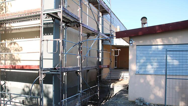 Würde die Mehrzweckhalle bis zur Bodenplatte aufgegraben, müsste die Bratwurstbude (rechts) abgebaut werden. Aber der Stadtrat einigte sich auf ein Ausschachten auf 1,20 Meter. Thomas Malz
