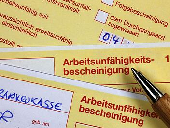 Änderung bei Krankmeldung ab 2023: Nervige Pflicht entfällt - "gelber Schein" bleibt trotzdem wichtig