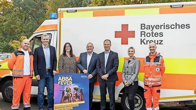Björn Holländer, Christian Zwanziger, Ulrike Fischer, Thomas Lober, Matthias Exner, Daniela Oelmann, und Benni Landes bei der Spendenübergabe (von links)