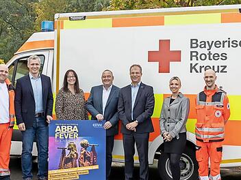 Björn Holländer, Christian Zwanziger, Ulrike Fischer, Thomas Lober, Matthias Exner, Daniela Oelmann, und Benni Landes bei der Spendenübergabe (von links)