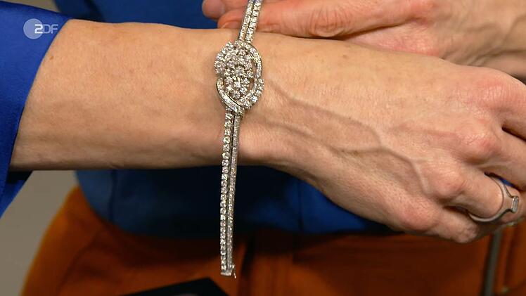 Ein funkelndes Highlight wartete mit einem Diamantarmband auf: Katja wollte sich von dem prunkvollen Erbstück ihrer Schwiegermutter trennen. Ihr Wunschpreis lag bei 1.700 Euro. Die Expertin legte jedoch ordentlich nach - allein der Goldwert überstieg bereits 2.000 Euro, also setzte sie 4.000 Euro als realistisch an.