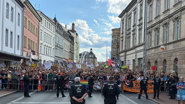 Gro&szlig;demonstrationen in Bamberg: Rechter Aufzug trifft auf Gegenprotest