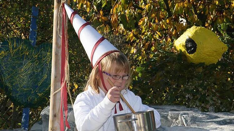 Burgfräulein Leonie Witzgall (7) aus der zweiten Klasse hat es auch nicht leicht: Sie kocht, die Ritter kämpfen