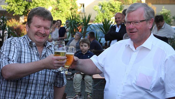 Nachrücker Reinhard Spörl (l.) und Konrad Ochs stoßen an.