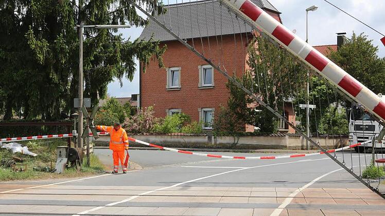 Der Bahnübergang in Altendorf wird eine Bahnschranke nach dem Unfall händisch von Bahnangestellten Markus Baker bedient. Fotos: Barbara Herbst