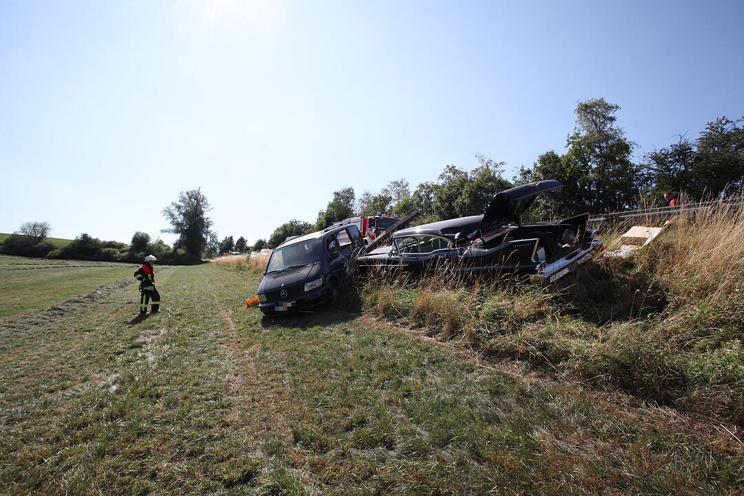 Mit Cadillac beladener Auto-Anhaenger kommt von der Fahrbahn ab