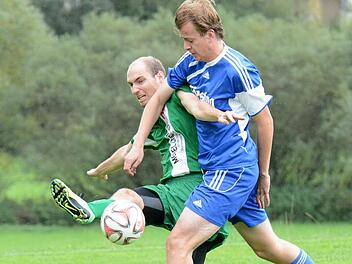 Mit überkreuzten Armen: Kleiner Ringkampf um den Ball mit Schönderlings Spielertrainer Felix Dorn (links) und Kothens Marius Gruber. Foto: ssp