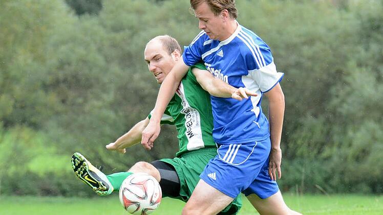 Mit überkreuzten Armen: Kleiner Ringkampf um den Ball mit Schönderlings Spielertrainer Felix Dorn (links) und Kothens Marius Gruber. Foto: ssp
