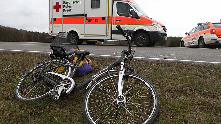 Nachdem er einen Radfahrer zu Sturz gebracht hatte, fl&uuml;chtete ein Daimler-Fahrer einfach vom Unfallort. Der Radfahrer wurde leicht verletzt. Symbolbild: NEWS5 / Herse