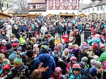 Auch beim letzten Türchen am Heiligabend herrschte dichtes Gedränge auf dem Marktplatz.