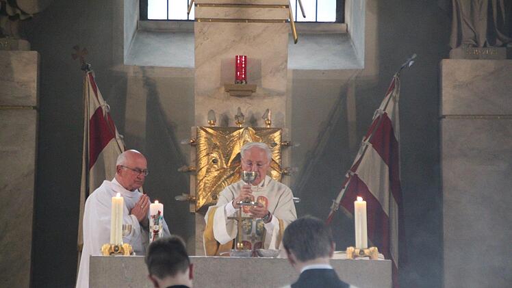 Karl Ebner (Mitte) wurde am 24. Juni 1978 zum Priester geweiht. Anlässlich seines 40. Priesterjubiläums wurde ein Festgottesdienst in der Stadtpfarrkirche Bad Brückenau gefeiert. Foto: Ulrike Müller