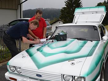 Das Auto war das eine, das sich Jürgen Hendel von Walter Röhrl signieren ließ. Der Autofan nutzte die Gunst der Stunde und nahm ein paar Autogramme mehr mit, die Röhrl gerne unterzeichnete.  Fotos: Petra Hendel