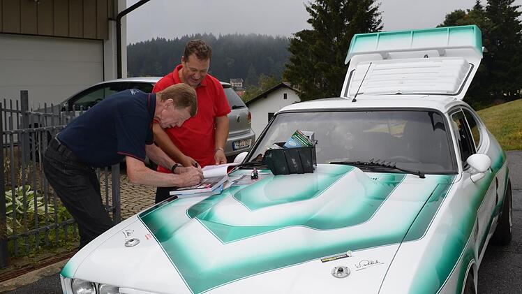 Das Auto war das eine, das sich Jürgen Hendel von Walter Röhrl signieren ließ. Der Autofan nutzte die Gunst der Stunde und nahm ein paar Autogramme mehr mit, die Röhrl gerne unterzeichnete.  Fotos: Petra Hendel