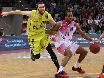 Der Ex-Bonner Langston Hall (rechts, hier gegen Jake Odum) ist diesmal mit Promitheas Patras in der Bayreuther Oberfrankenhalle zu Gast und will mit seinem neuen Team die Siegesserie in der aktuellen Champions-League-Saison fortsetzen.  Foto: Horn/Eibner, Archiv