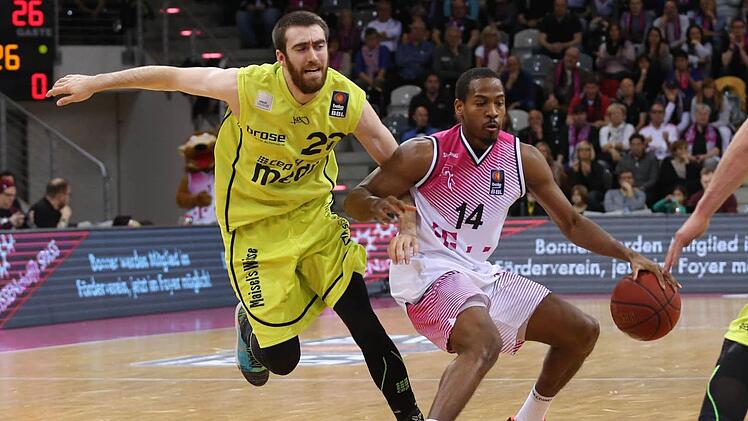 Der Ex-Bonner Langston Hall (rechts, hier gegen Jake Odum) ist diesmal mit Promitheas Patras in der Bayreuther Oberfrankenhalle zu Gast und will mit seinem neuen Team die Siegesserie in der aktuellen Champions-League-Saison fortsetzen.  Foto: Horn/Eibner, Archiv