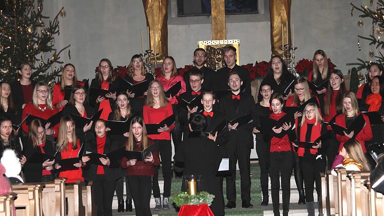 Der Jugendchor "Cantarella" unter Dirigentin Sonja Wissmüller