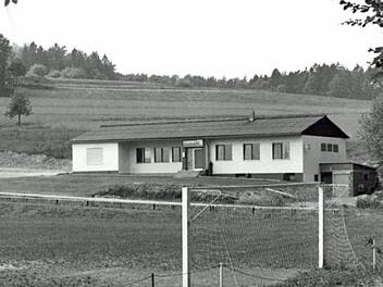 Das Sportheim wurde von 1974 bis 1975 gebaut.  Fotos: Archiv SV/Repro: Marcus Leitner