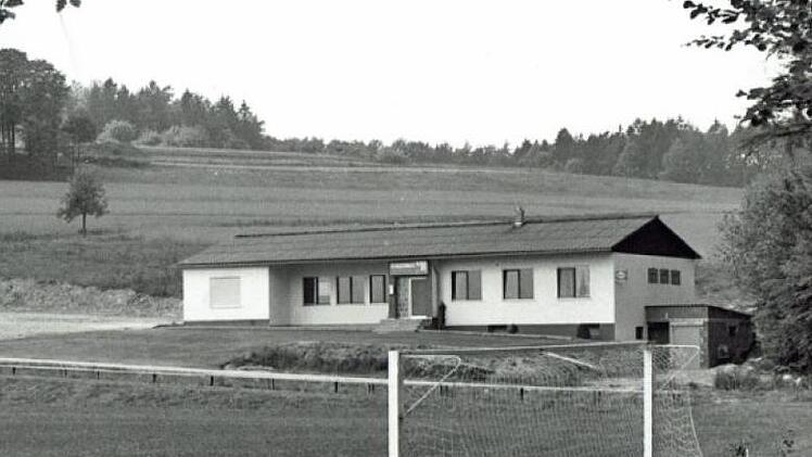 Das Sportheim wurde von 1974 bis 1975 gebaut.  Fotos: Archiv SV/Repro: Marcus Leitner