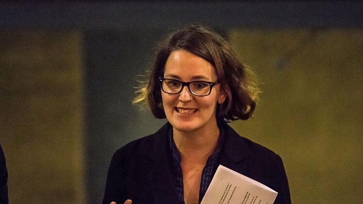 Drmataturgin Dorothee Harpain stellte das Konzept der Coburger "Fledermaus"-Neuinszenierung vor.Foto: Jochen Berger