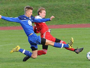 Lange Beine: Die gestreckten Gliedmaße gehören Lukas Halbig vom FC 06 Bad Kissingen (vorne) und Marcel Gernert (SV Rödelmaier). Foto: ssp