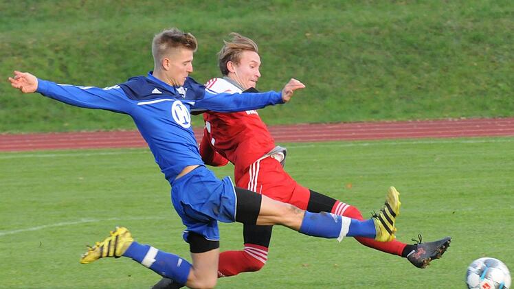 Lange Beine: Die gestreckten Gliedmaße gehören Lukas Halbig vom FC 06 Bad Kissingen (vorne) und Marcel Gernert (SV Rödelmaier). Foto: ssp