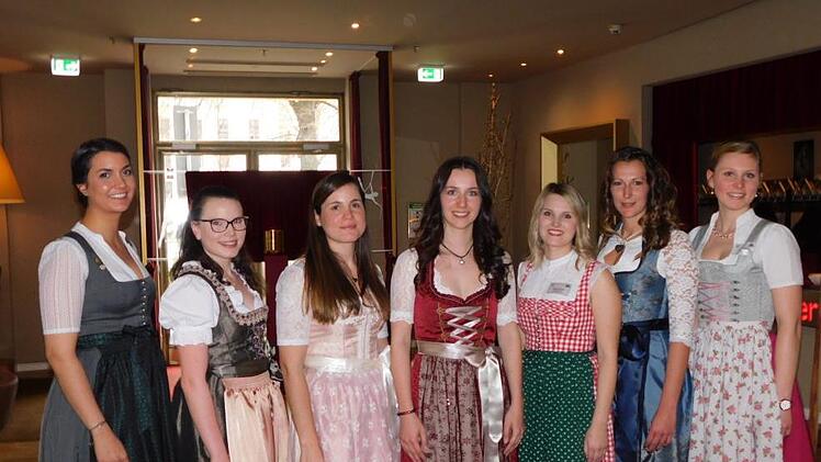 Eine von ihnen wird Bayerische Bierkönigin. Für das Finale qualifizierten sich (von links): Anna-Lina Castigliana aus Bad Aibling, Leonie Höld aus Babenhausen, Amanda Gary aus Wolframs-Eschenbach, Katharina Sophie Schwaiger aus Schrobenhausen, Katja Staufer aus Kulmbach, Sarah Jäger aus Schwandorf und Anna Bader aus Schongau.