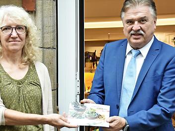 Landrat Klaus Peter Söllner überreichte das neue Klima-Kochbuch "Fair-Cooking" an Marion Meyer, Leiterin des Weltladens.