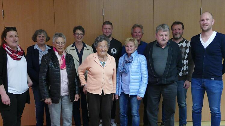 Die Geehrten aus diesem Jahr sind: (Hinten von links) Christa Reuß (40 Jahre), Renate Siemon (40 Jahre), Philipp Kröckel (25 Jahre), Anton Beyer (60 Jahre), Günther Goll (40 Jahre) sowie (Vorne von links) Hermine Schmitt (40 Jahre), Christa Goll (40 Jahre), Elisabeth Belz (40 Jahre) und Anton Müller (60 Jahre).