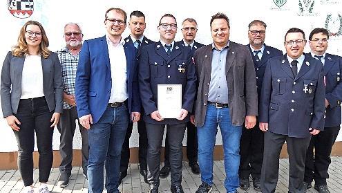 Die Zusammenlegung der Wehren Lehenthal und Grafendobrach ist vollzogen. Unser Bild zeigt (von links) Kathleen Eber von der Stadtverwaltung, Ortssprecher Wolfgang Michel, Verwaltungsrat Ralf Hartnack, Kreisbrandinspektor Tom Limmer, Matthias Miche...