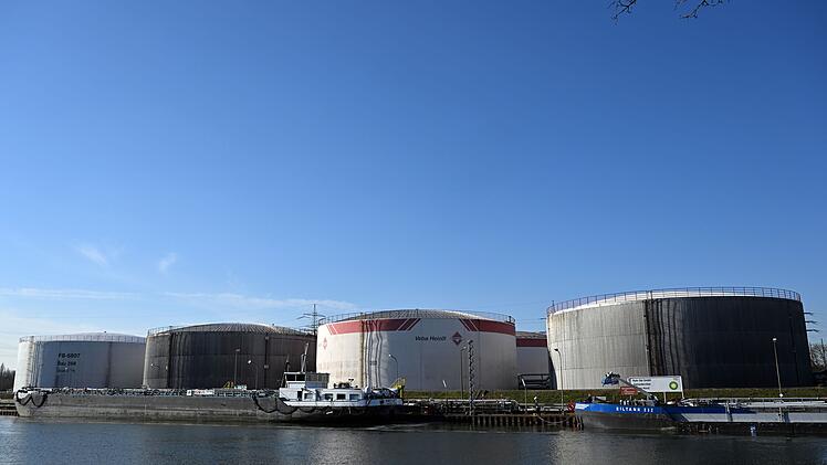 &Ouml;ltanks am Rhein-Herne-Kanal