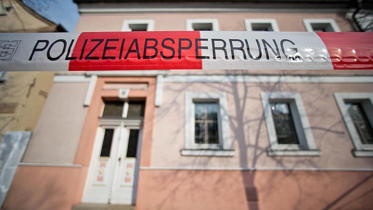 Dieses Haus nehmen die Fahnder der Polizei genau unter die Lupe. Foto: dpa