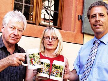 Harald Hubl, Susanne Fischer vom Förderverein Kaiserpfalz und Harald Reinsch von der Sparkasse Forchheim (v. l.) präsentieren den neuen Annafest-Krug.  Foto: Josef Hofbauer.