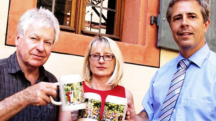 Harald Hubl, Susanne Fischer vom Förderverein Kaiserpfalz und Harald Reinsch von der Sparkasse Forchheim (v. l.) präsentieren den neuen Annafest-Krug.  Foto: Josef Hofbauer.