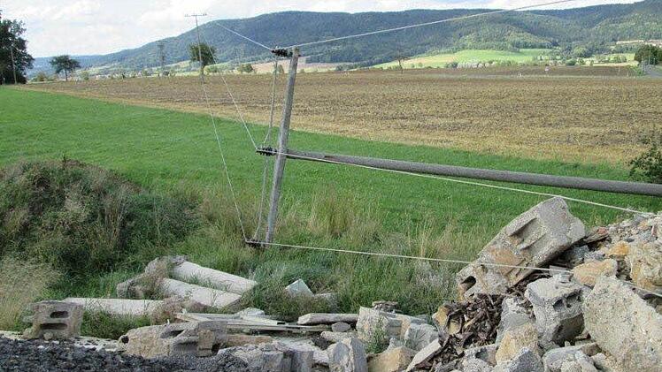 Der Strommast stürzte nach dem Rammen durch den Traktor um und es gab einen Kurzschluss.  Foto: Bayernwerk