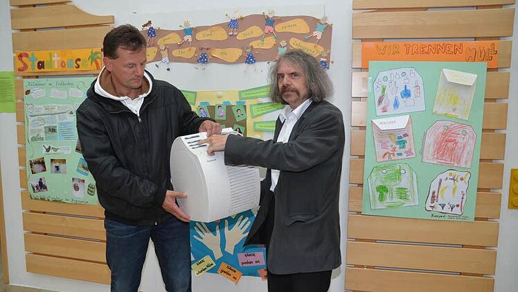 Pater Helmut Haagen (rechts) und Stefan Müller von der Kirchenverwaltung Herz-Jesu Pfarrei, zeigen mit mehreren solchen Luftreinigern hat man im Kindergarten Pressig versucht, den Schimmelgeruch zu Leibe zu rücken, bis eine Sanierungsentscheidung gefallen ist.